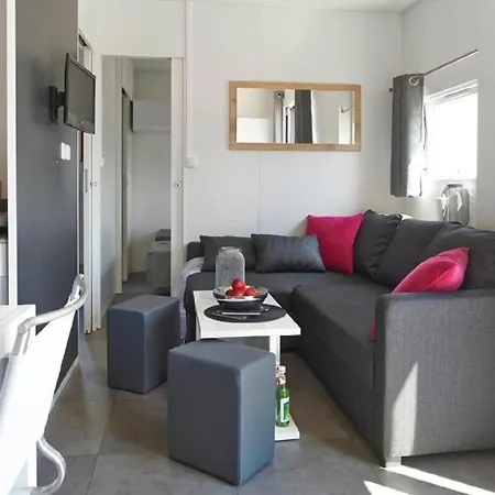 In Mit Whirlpool, Terrasse Und Grill Ferienhaus *