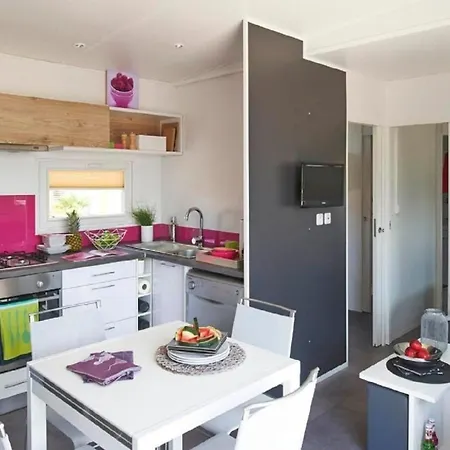In Mit Whirlpool, Terrasse Und Grill Hébergement de vacances *